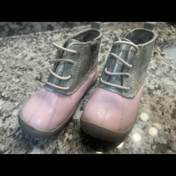 Size 6 toddler pink and silver boot - Picture 1 of 3